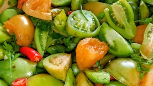 Зелёные Помидоры с чесноком и перцем в кастрюле