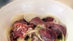 Мясо с луком на сковороде