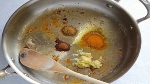 Курица с рисом и зеленым горошком