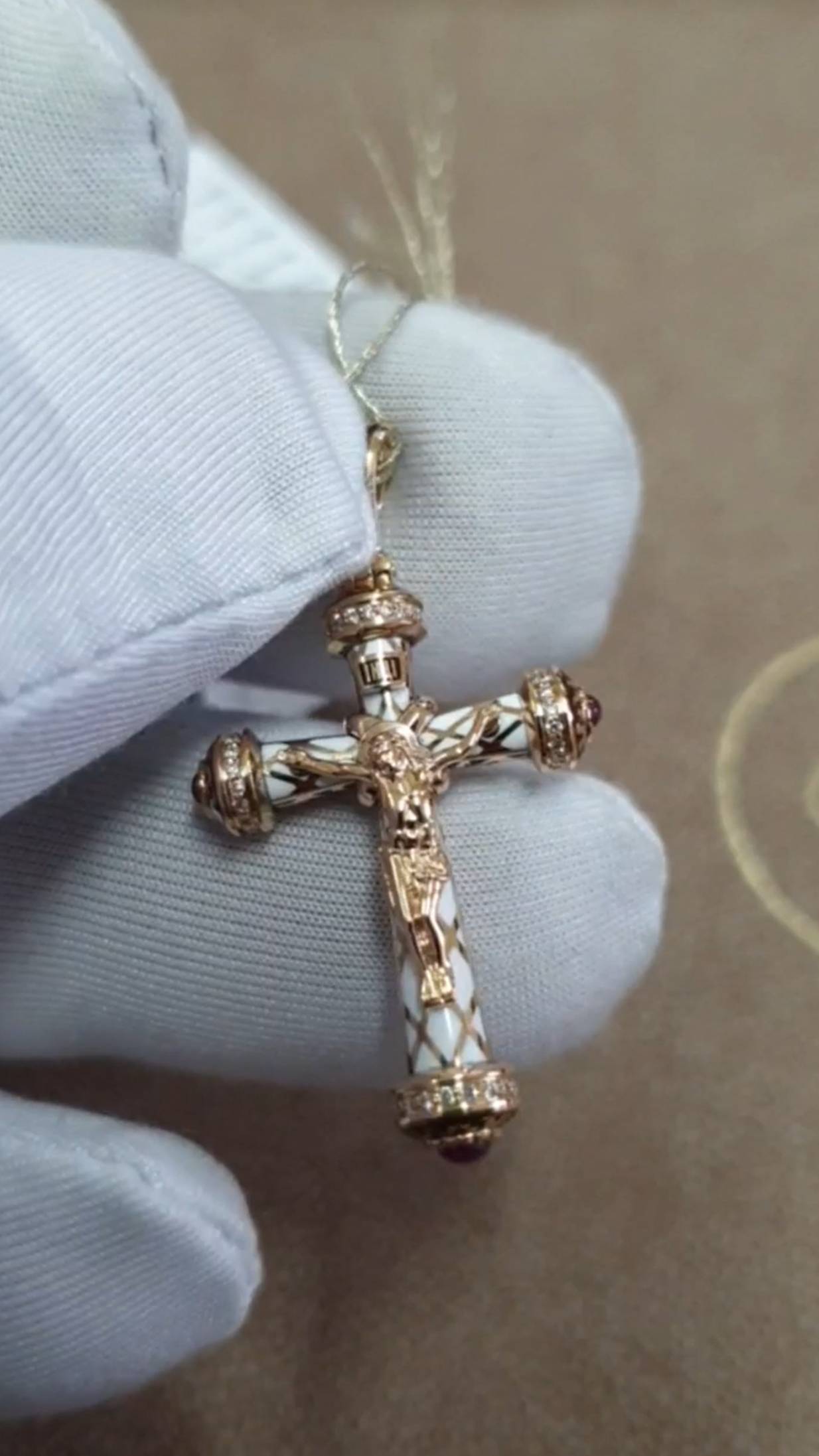 Каплевидный золотой крест с бриллиантами и рубинами смотреть онлайн