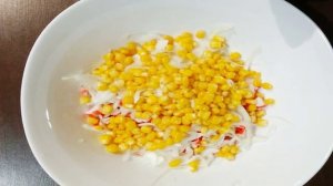 Крабовый салат с капустой и кукурузой