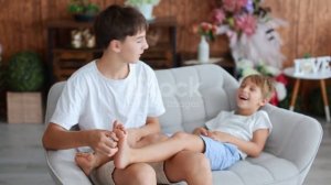 Детские ножки-весёлые щекотушки