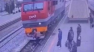 🚈 Мужчина бежал по ж/д путям, споткнулся и лег между рельсами под проезжающим поездом в Тюмени.  То