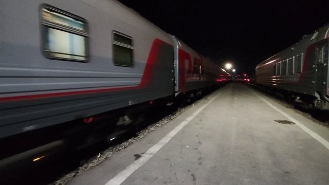 Электровоз ЭП20-054 ТЧЭ-6 со скорым фирм. поездом Тихий Дон  019С Ростов-на-Дону - Москва.
