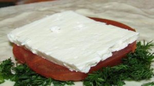 Лаваш с брынзой и помидорами