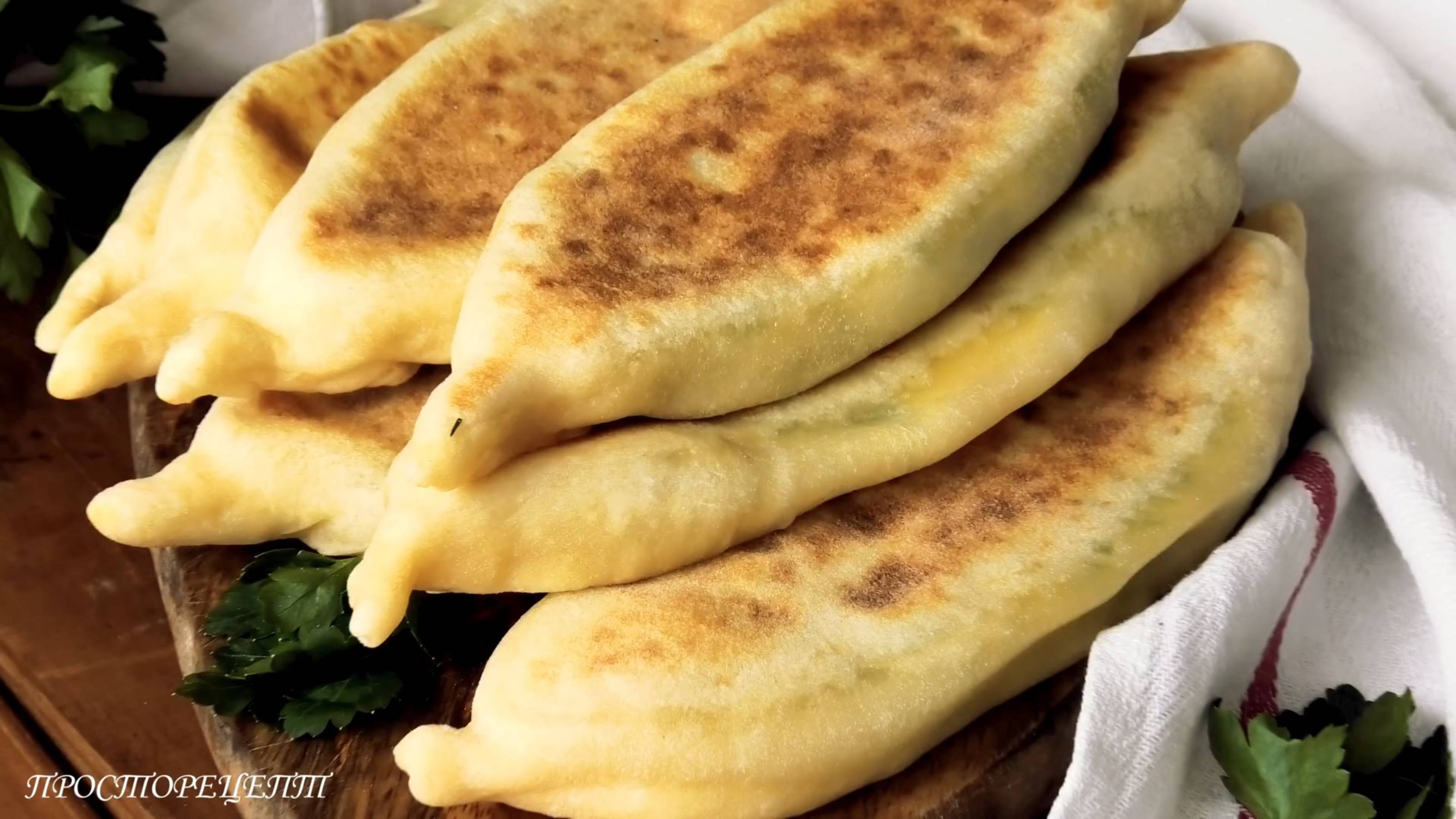 Вкусные пирожки-лепёшки с сыром и зеленью.