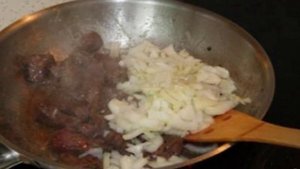 Мясо в горшочках со сметаной