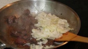 Мясо в горшочках со сметаной