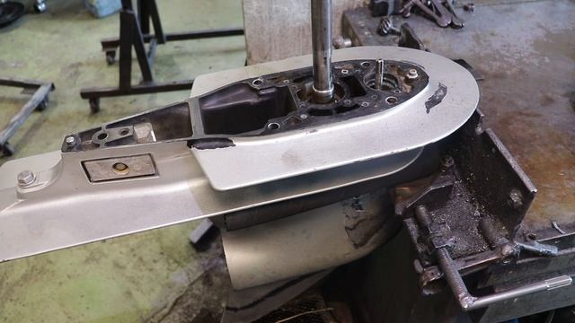 Сверлим редуктор Honda 90, чтобы разобрать смотреть онлайн