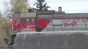 Маневровый тепловоз ТЭМ18ДМ-676 (ТЧЭ-3) выполняет маневровые передвижения по станции Вёрда.