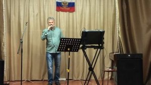 Вода льётся из колодца.