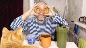 лёгкий ужин с Рыжулей. йогурт, баранки и чай-чаёк. мукбанг. обжор. еда на камеру. диета. шизофрения.