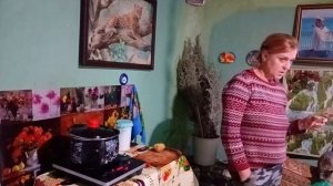 Жизнь в деревне. Варили картошку семейно
