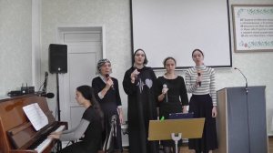 Кружится и падает лист кленовый