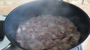 Мясо, тушенное с луком и морковью