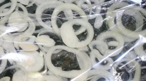 Мясо в рукаве на луковой подушке