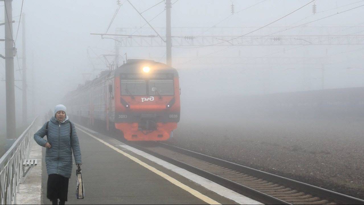 Электропоезд ЭД9Э-0036 в тумане.