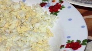 Лаваш с сайрой, яйцами и сыром