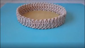 Небольшая корзинка для хлеба из бумажной лозы