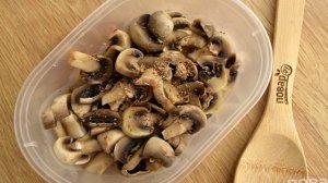 Мясо в сырном соусе с грибами