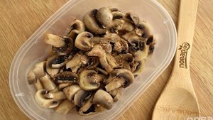 Мясо в сырном соусе с грибами