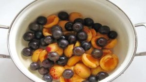 Компот из абрикосов и терновки