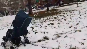 Кирил катается на кресле