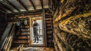 Строю избу у реки. Последний штрих к избе: как одна дверь меняет ВСЁ.