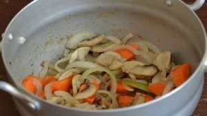 Мясо в горшочке с картошкой и грибами