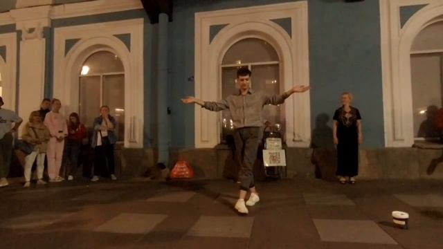 ТАНЦОР МАЙКЛ ЛЕГЕНДА НЕВСКОГО ОТЖИГАЕТ НА НАБЕРЕЖНОЙ КАНАЛА ГРИБОЕДОВА