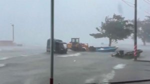 Переворачиваются машины с людьми и суда: кадры последствий тайфуна "Матмо" в КНР