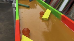 Шарики катятся по препятствиям