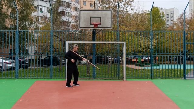 Упражнения с ротанговым шестом 140 см на спортплощадке (6)