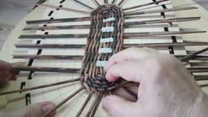 Овальное дно из газетных трубочек (бумажной лозы)