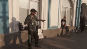 ТАНЦОР МАЙКЛ ЛЕГЕНДА НЕВСКОГО ТАНЦУЕТ НА НАБЕРЕЖНОЙ КАНАЛА ГРИБОЕДОВА