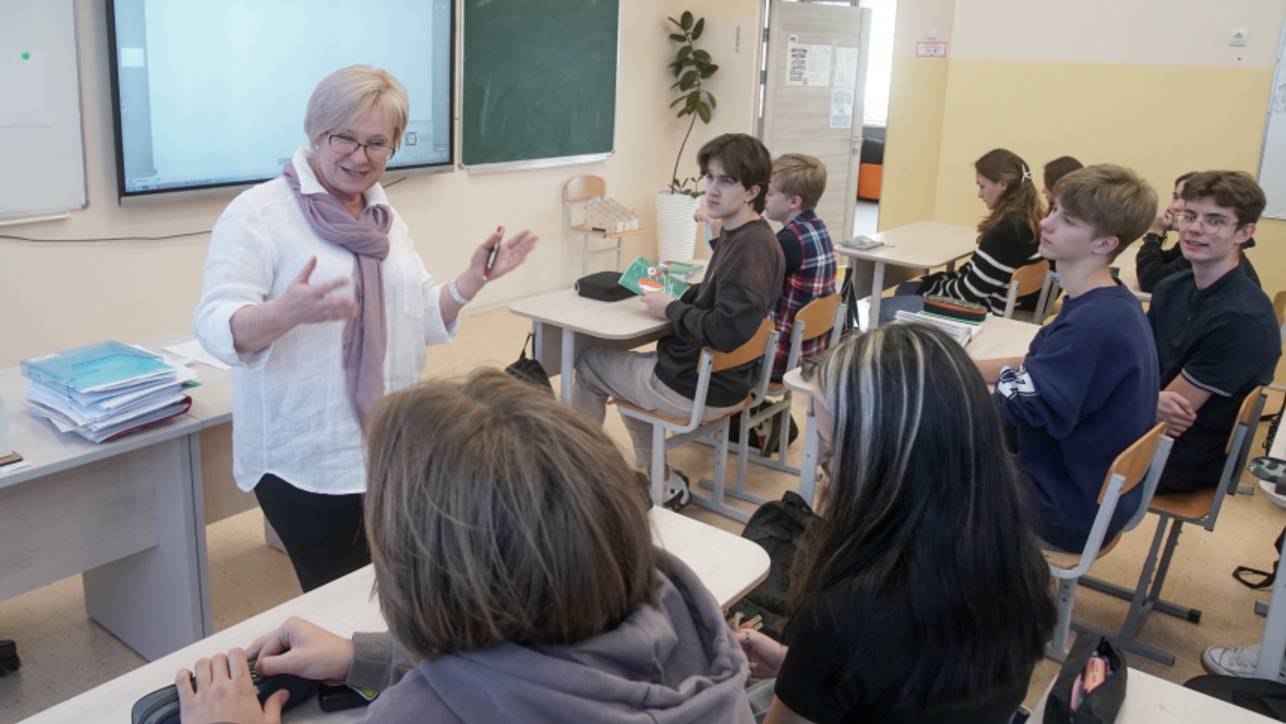 Маяк для целых поколений: уважение к профессии учителя в России растет