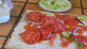 Лаваш с семгой и огурцом