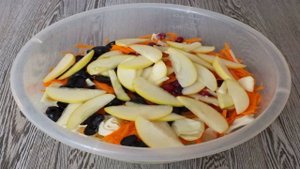 Капуста Провансаль с виноградом и яблоками