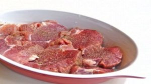 Мясо в духовке с помидорами