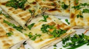 Лаваш с сулугуни и зеленью