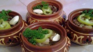 Мясо в горшочках с тестом