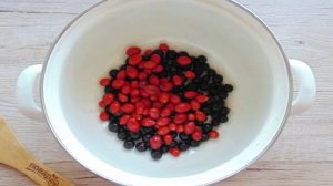 Компот из шиповника с черной смородиной