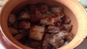 Мясо в горшочках