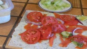 Лаваш с семгой и огурцом