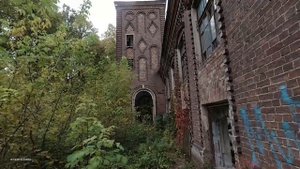 Заброшенный зимний сад и водонапорная башня дачи Лямина в Сокольниках.