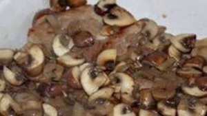 Мясо в духовке с подливкой