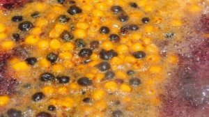 Компот из облепихи и черной смородины