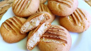 Сливочное песочное печенье с нежной рассыпчатой текстурой и вкраплениями корицы.
