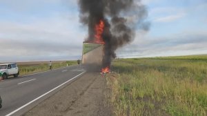 Сгорели вещи в прицепе грузовика на трассе