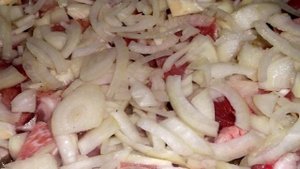 Мясо, тушенное с грибами в сметане